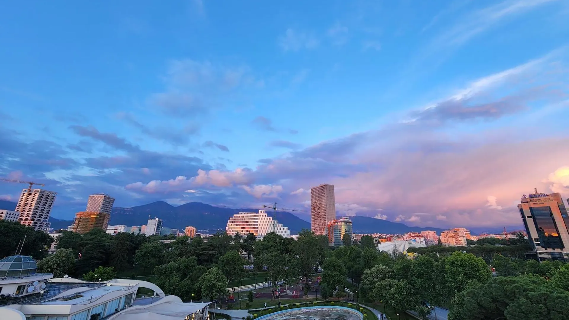 アパート Tirana City Center Penthouse Oasis アルバニア